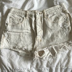 KSUBI cut off short in white